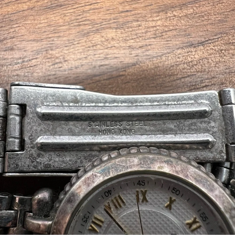 Vintage Fossil Watch Silver Toned White Face Roman Numeral Gold Colored Details‎